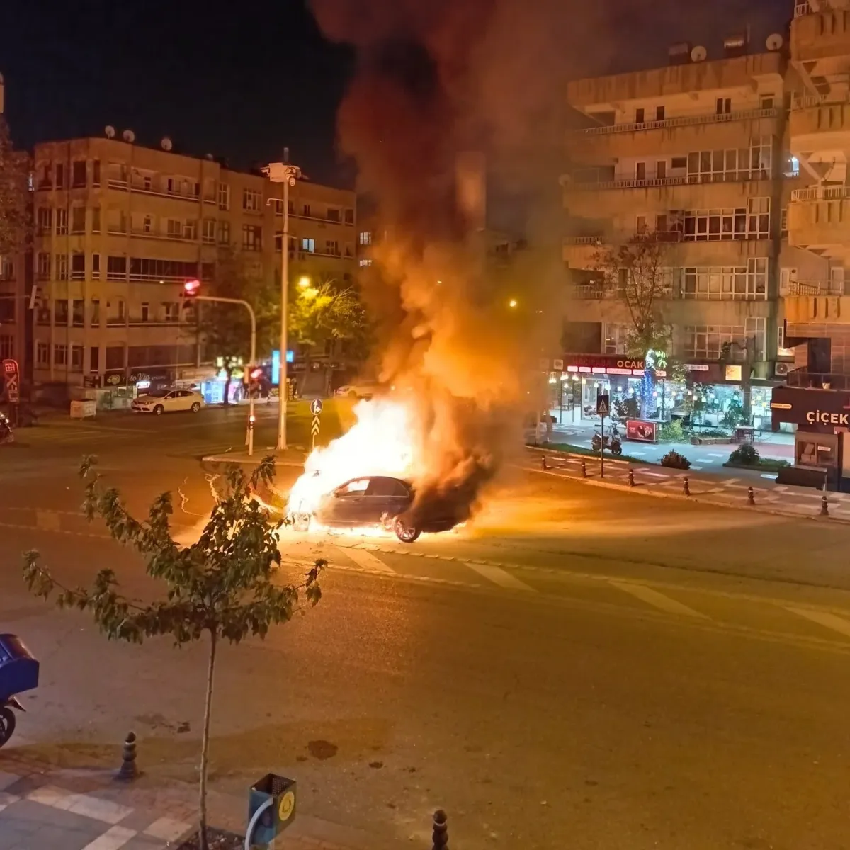 Şanlıurfa’da seyir halindeki araç alev aldı