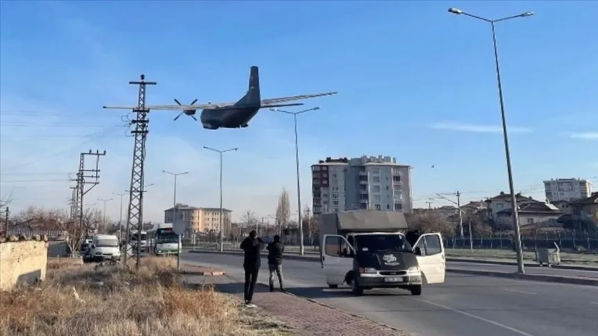 Kayseri’de askeri uçak acil iniş yaptı: Pilotlar kahramanlık gösterdi