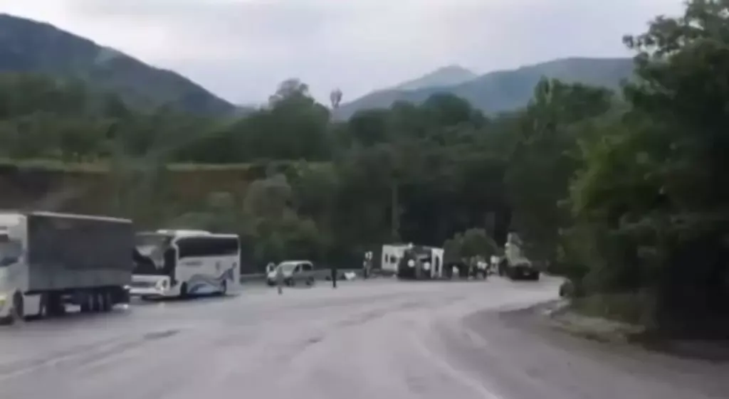 Van'da Feci Kaza: Yolcu Otobüsü ile TIR Çarpıştı, 2 Ölü, 4'ü Ağır 30 Yaralı