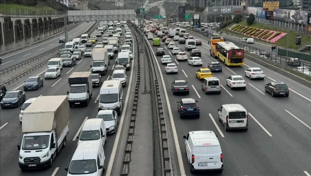İstanbul'da Bayram Göçü Başladı: Trafik Yoğunluğu %85'i Aştı, THY'den Rekor Ek Sefer Hamlesi