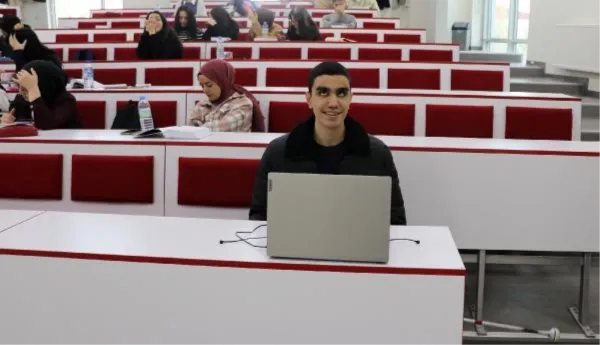 Görme Engelli Öğrenci Mehmet Koray Maraşlı, Hukuk Fakültesinde Başarıyla Eğitimine Devam Ediyor