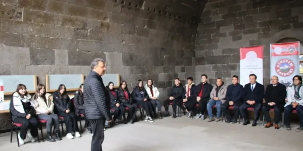 Kayseri'de lise öğrencileri, 8 asırlık Gevher Nesibe Tıp Tarihi Müzesi'nde tarih dersi işledi