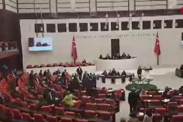 TBMM Genel Kurulu’nda İYİ Parti ve DEM Parti arasında tartışma çıktı: Turhan Çömez, milletvekillerinin sıralarına yürüdü