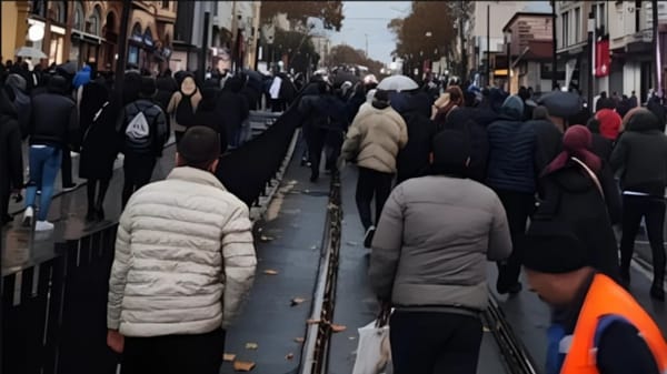 İstanbul'da Tramvay Arızası Yolcuları Mağdur Etti: Sağanak Yağmur Altında Zor Anlar Yaşandı