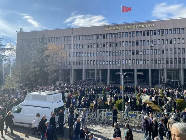 Kemal Kılıçdaroğlu Hakim Karşısında: Adliye Önünde Yoğun Destek, Çarpıcı Açıklamalar ve İmamoğlu Detayı